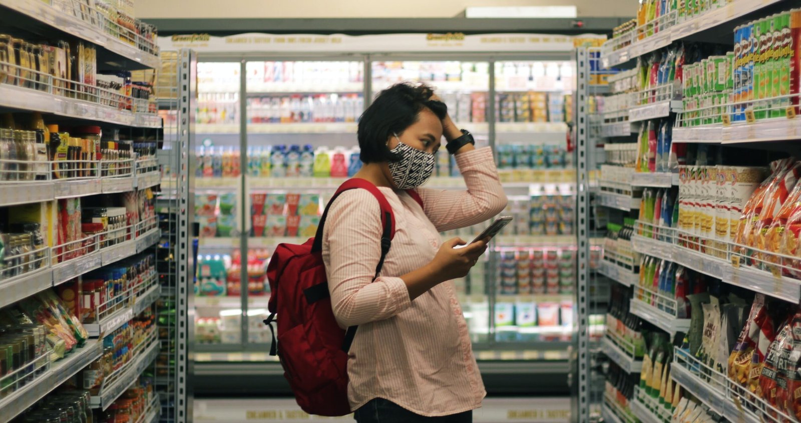 mulher-comprar-comida-supermercado